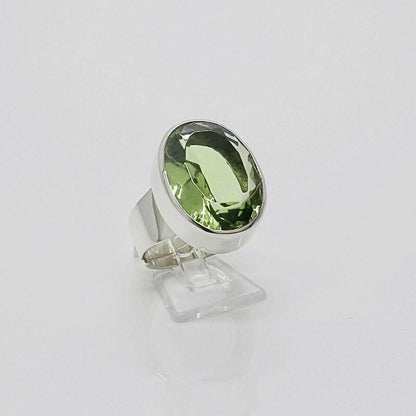 Ring Obsidian oval lichtgrün – 1,5 x 2 cm aus Silber, handgefertigt mit grünem Stein