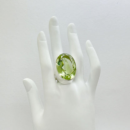 Ovaler lichtgrüner Obsidian-Ring, 2 × 3 cm, in massivem 925er Silber eingefasst, handgefertigt.