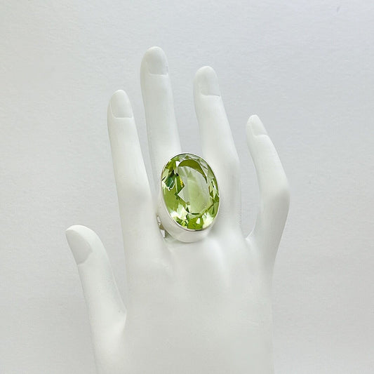 Ovaler lichtgrüner Obsidian-Ring, 2 × 3 cm, in massivem 925er Silber eingefasst, handgefertigt.