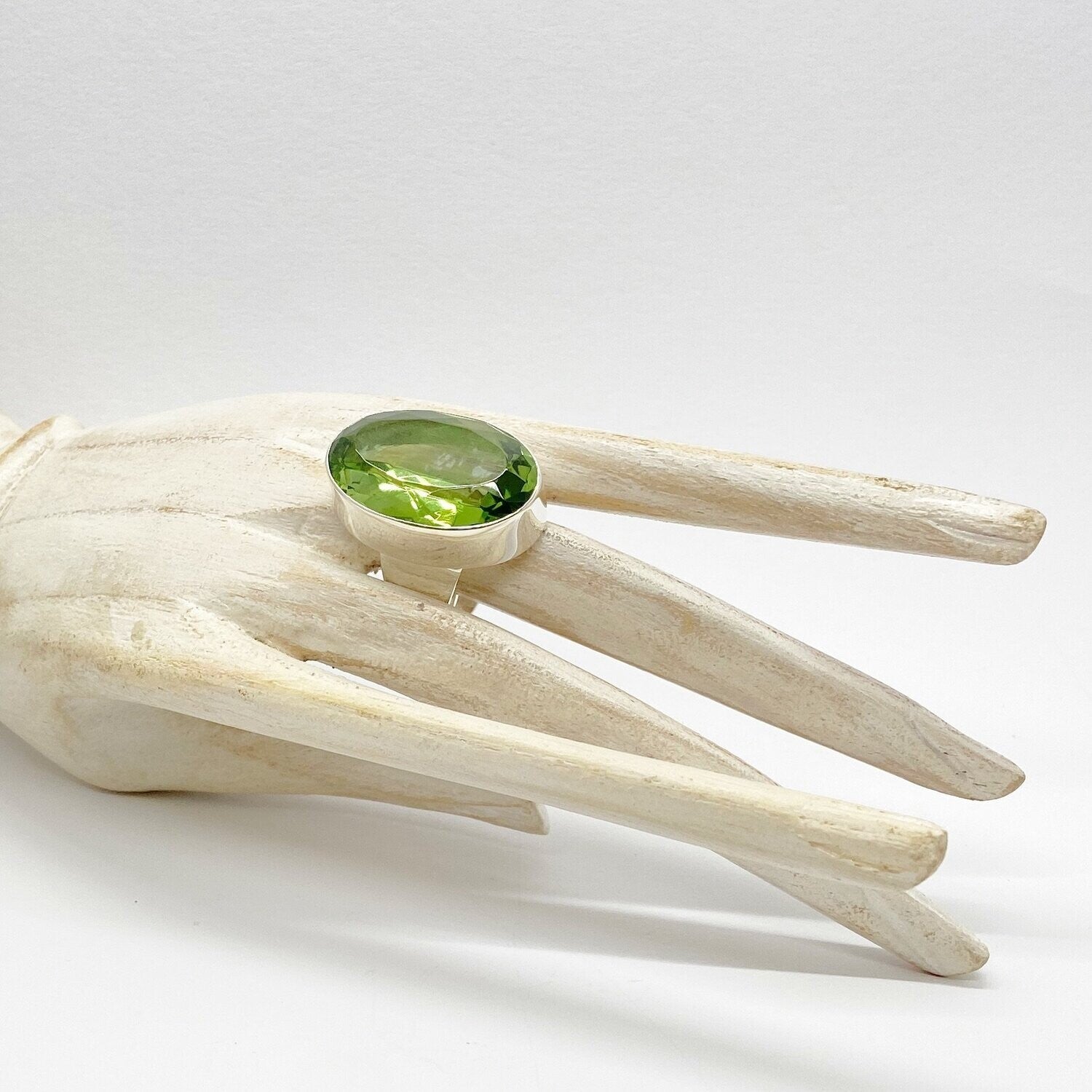 Ring Obsidian oval lichtgrün – 2 × 3 cm, handgefertigt, 925er Silberfassung.