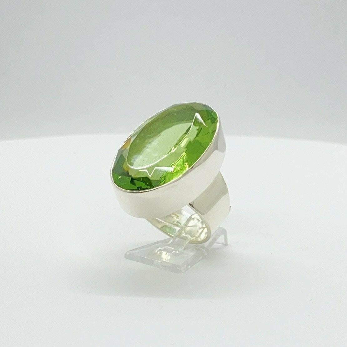 Ovaler Obsidian hellgrün, Ring aus massivem 925er Silber, 2 × 3 cm