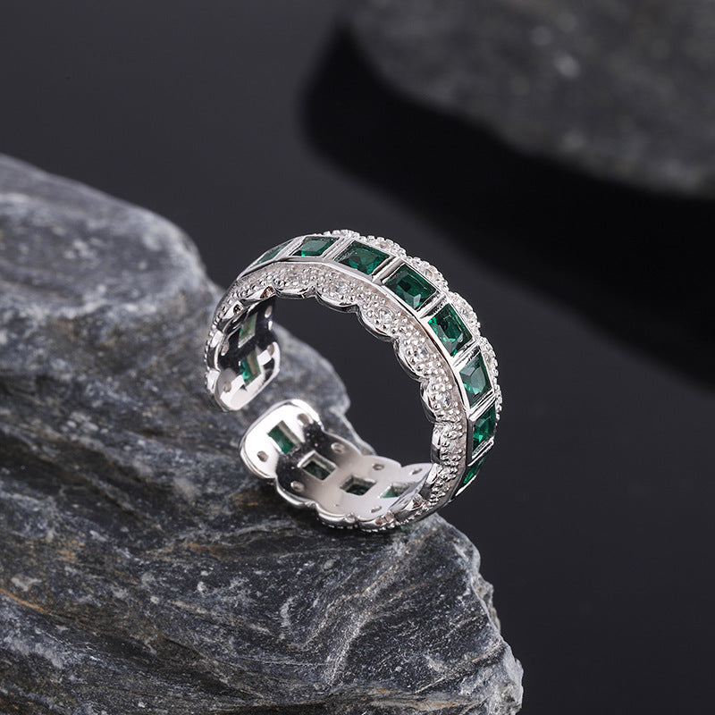 Ring mit grünen Zirkonia-Edelsteinen aus 925er Sterlingsilber