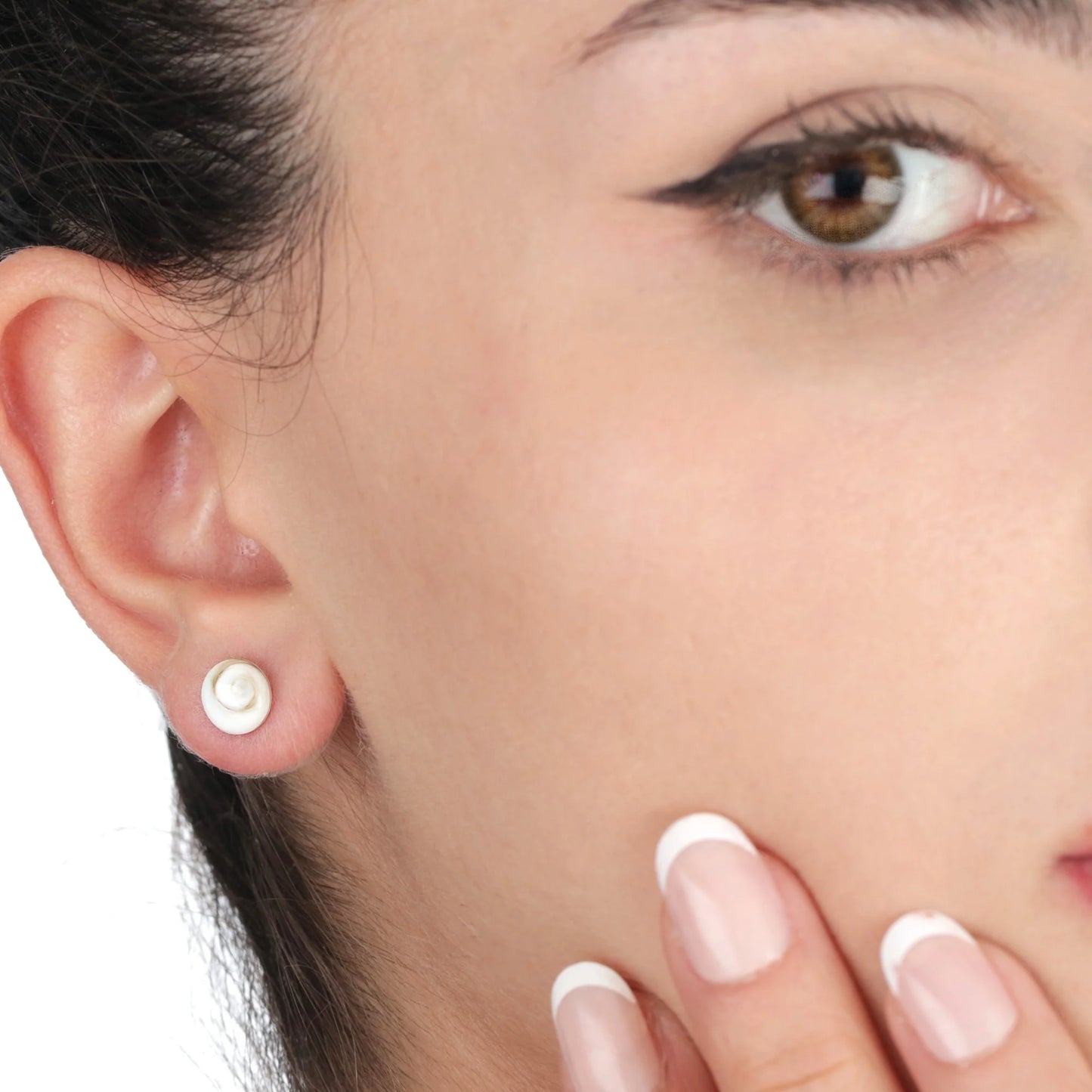 Muschel-Ohrstecker aus 925er Silber mit Shiva Eye Muscheln auf Silberbasis, handgefertigt in Deutschland.