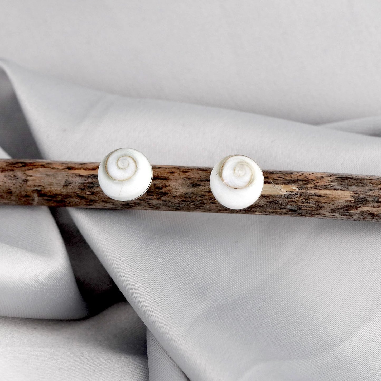 Muschel-Ohrstecker aus 925er Silber mit Shiva Eye Muscheln, handgefertigt in Deutschland