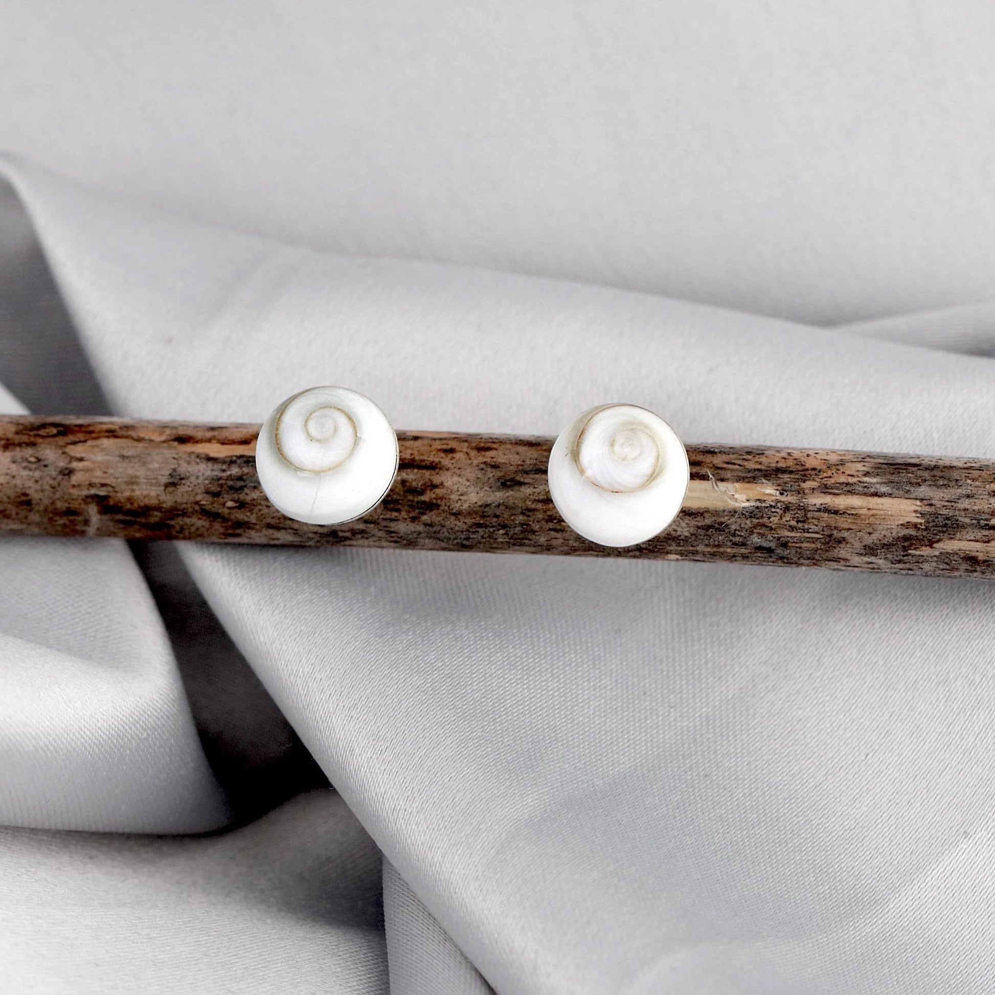 Muschel-Ohrstecker aus 925er Silber mit Shiva Eye Muscheln, handgefertigt in Deutschland