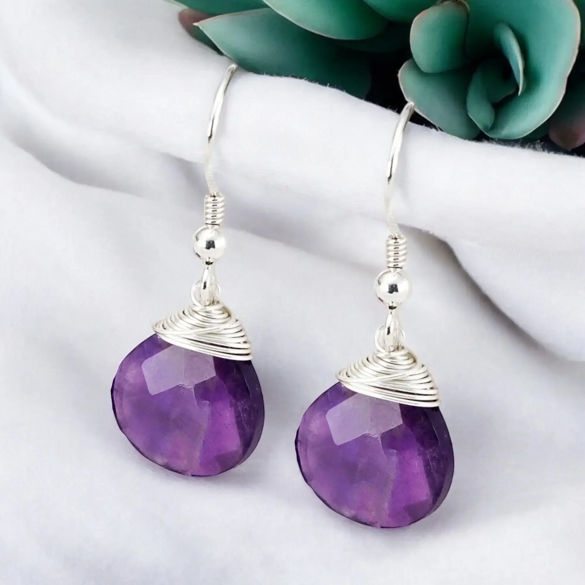 Handgefertigte Amethyst-Tropfen-Ohrringe aus 925 Sterling Silber mit facettiertem violettem Stein