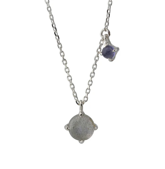 Silbercollier mit Labradorit- und Iolith-Anhänger; runder Labradorit mit changierenden Reflexen.
