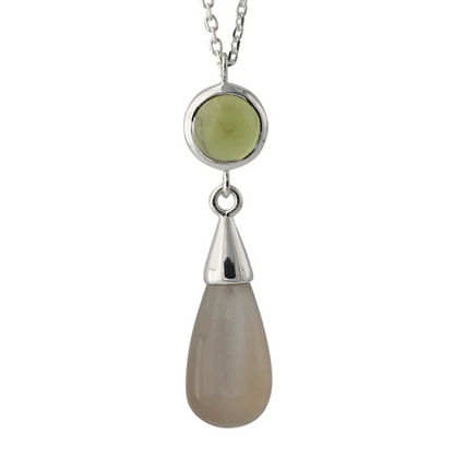 Silbercollier mit Peridot-Rundstein in Silberfassung und grauem Mondstein-Tropfenanhänger