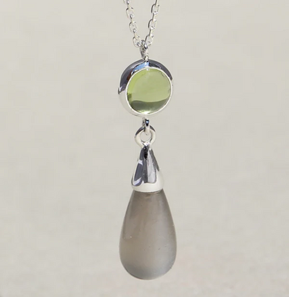 Silbercollier mit rundem Peridot und grauem Mondstein-Tropfenanhänger