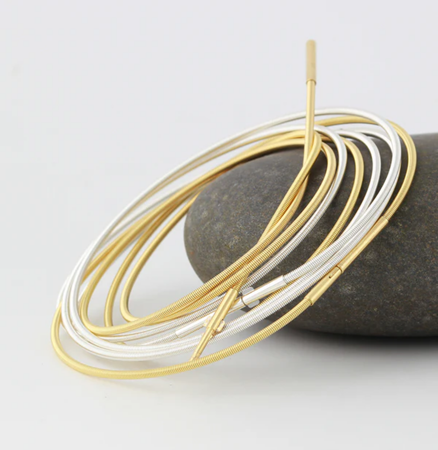 Spiralreif Alune, 18ct vergoldet – filigrane Spiral aus Silber mit Goldfinish, moderne Eleganz.