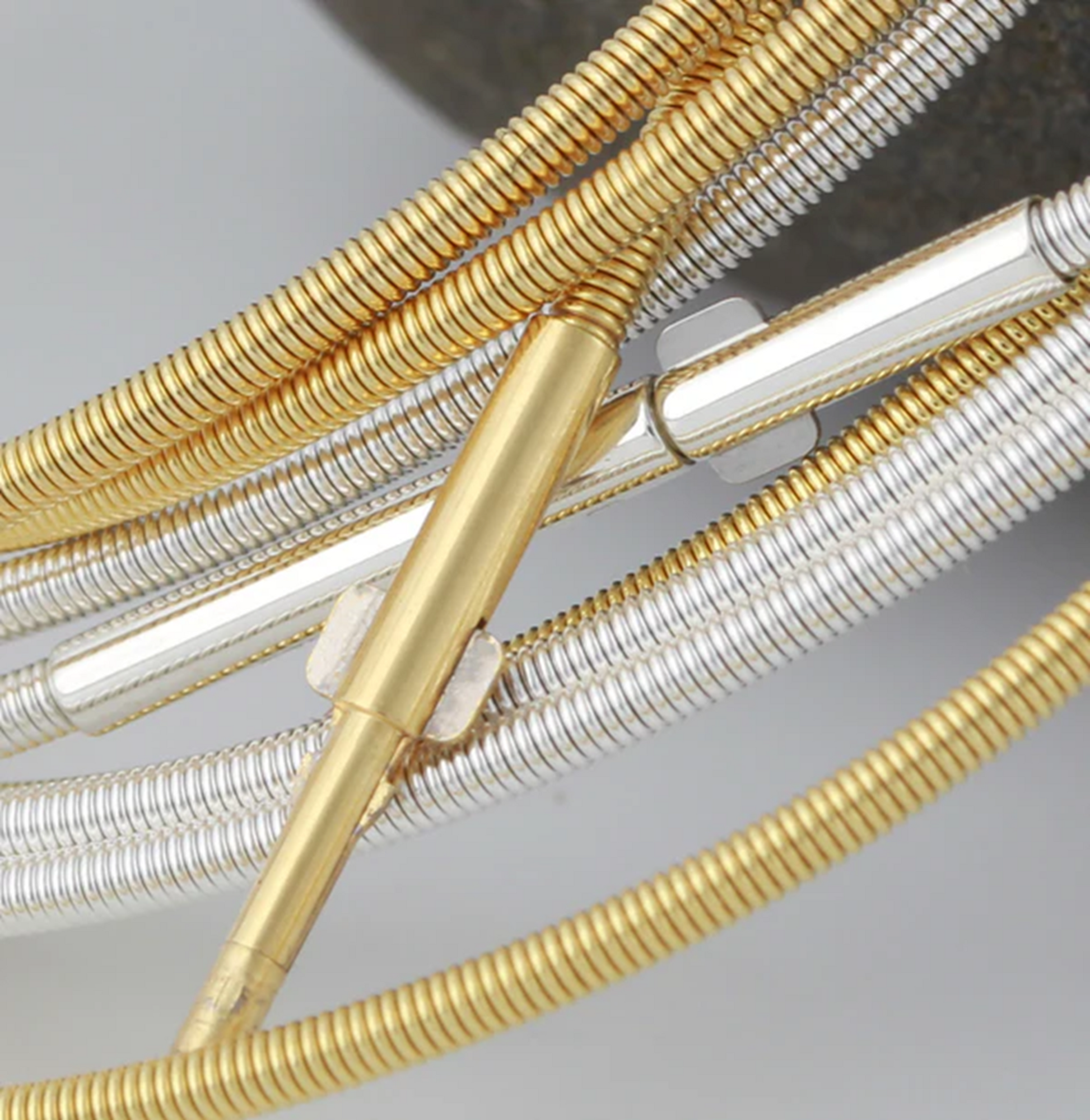 Spiralreif Alune, 18ct vergoldet: feine Spiralkette aus 925er Silber, modernes elegantes Design