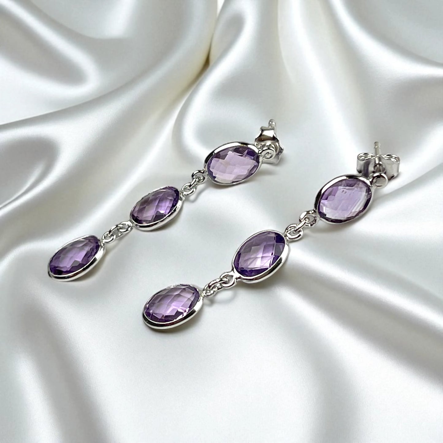 Amethyst Whisper Ohrringe aus 925 Sterling Silber mit drei facettierten Amethyst-Steinen pro Ohrring