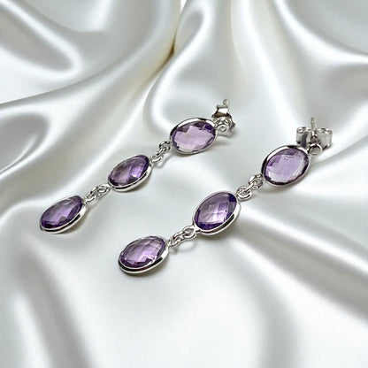 Amethyst Whisper Ohrringe aus 925 Sterling Silber mit drei facettierten Amethyst-Steinen pro Ohrring