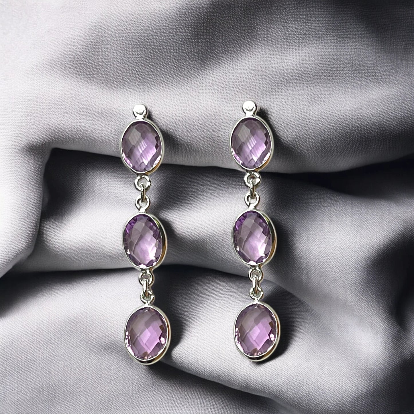 Amethyst Whisper Ohrringe aus 925 Sterling Silber, drei facettierte Amethyst-Steine pro Ohrhänger, handgefertigt in Deutschland.
