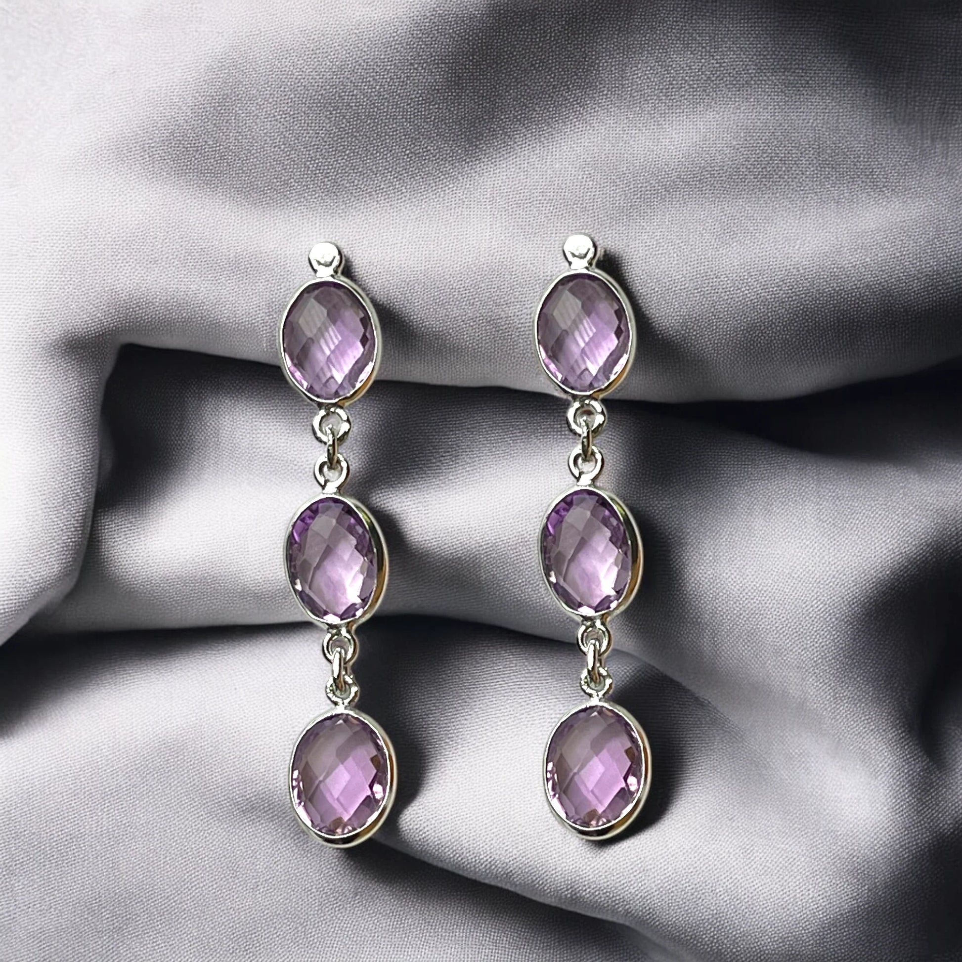 Amethyst Whisper Ohrringe aus 925 Sterling Silber, drei facettierte Amethyst-Steine pro Ohrhänger, handgefertigt in Deutschland.