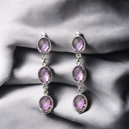 Amethyst Whisper Ohrringe aus 925 Sterling Silber, drei facettierte Amethyst-Steine pro Ohrhänger, handgefertigt in Deutschland.