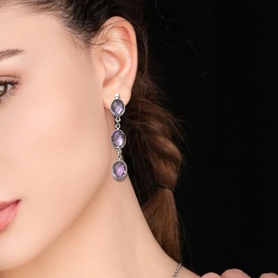 Amethyst Whisper Ohrringe aus 925 Sterling Silber mit drei facettierten Amethyst-Steinen, in Deutschland gefertigt.