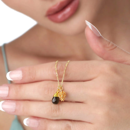 MadamLili Vergoldete Silberkette mit Moldavit Tropfen – Tannenzapfen Anhänger