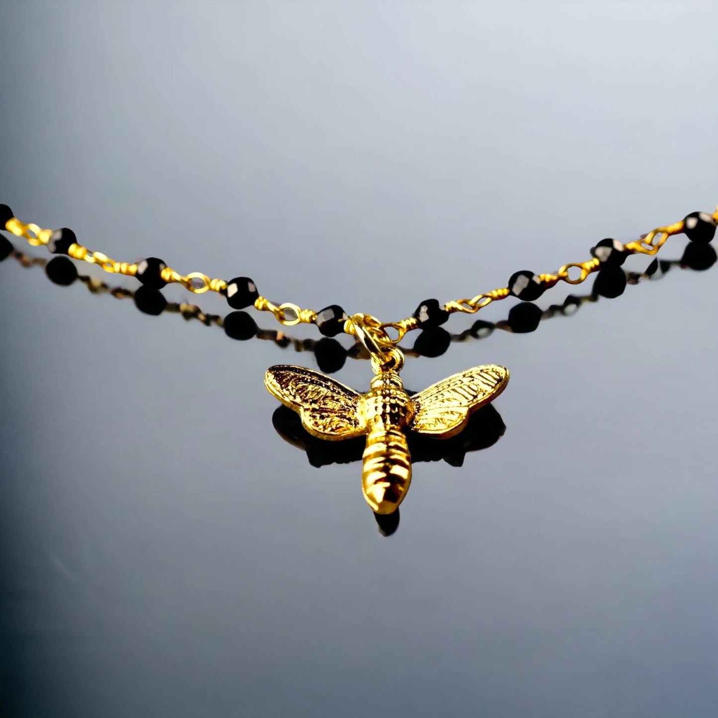 Edelsteinarmband mit zierlichem Bienen Anhänger - Perla d'Oro