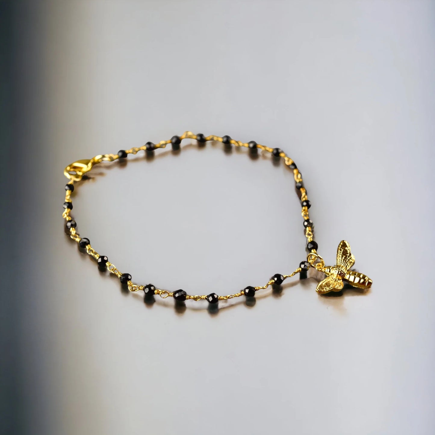 Edelsteinarmband mit zierlichem Bienen Anhänger - Perla d'Oro