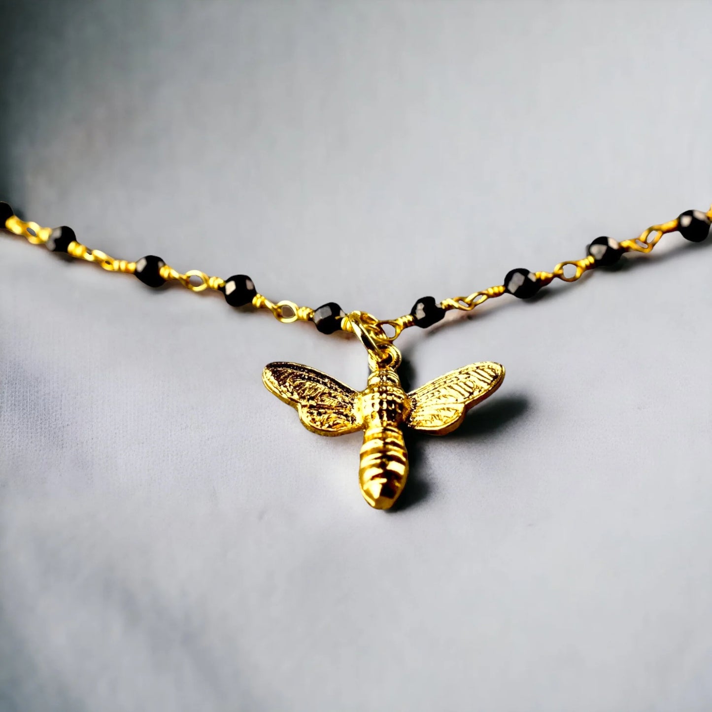 Edelsteinarmband mit zierlichem Bienen Anhänger - Perla d'Oro