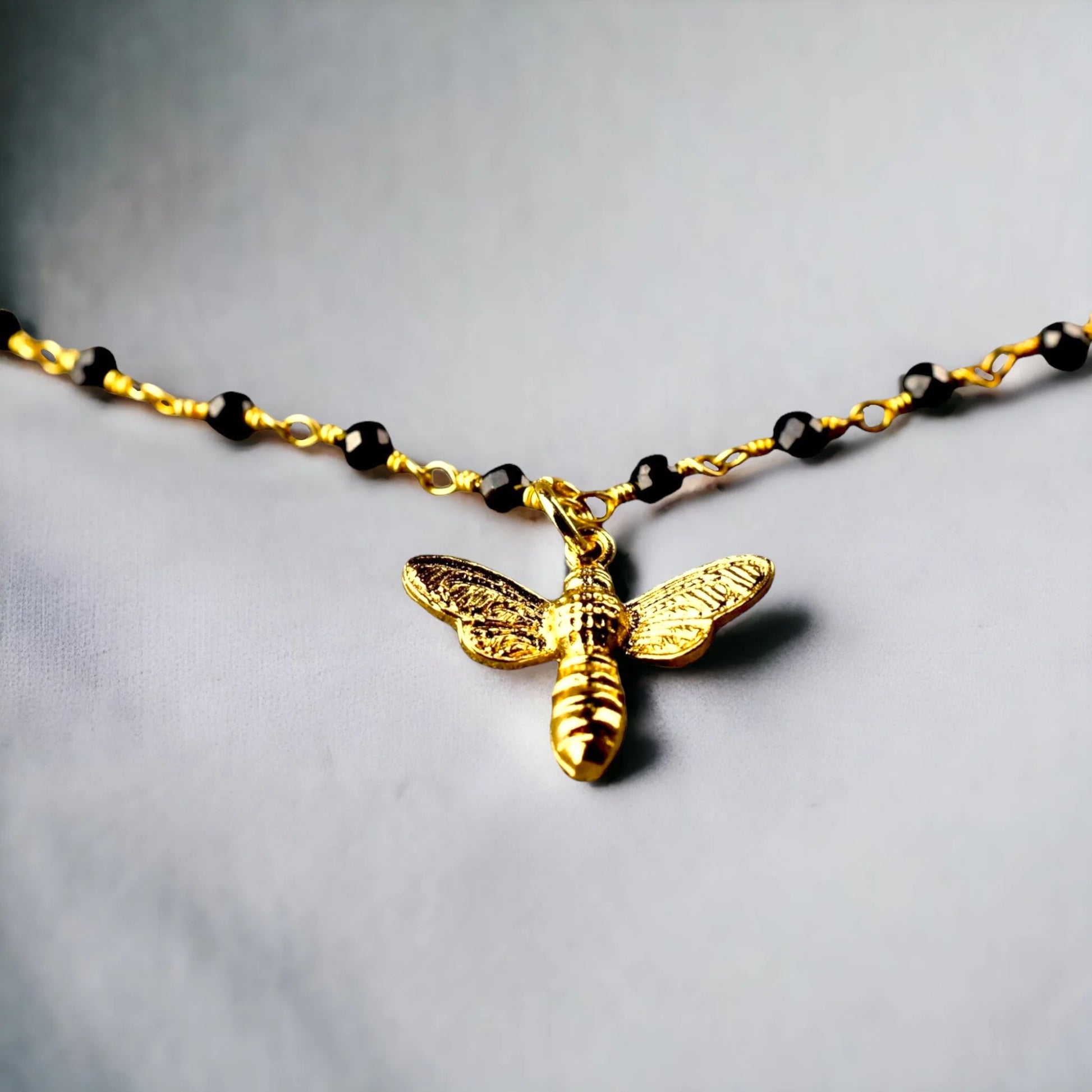 Edelsteinarmband mit zierlichem Bienen Anhänger - Perla d'Oro