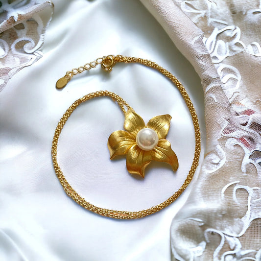 Catena in argento placcato oro con pendente a forma di fiore