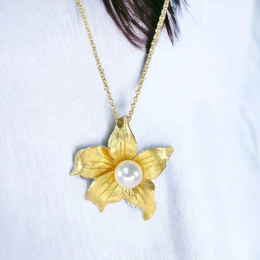 Catena in argento placcato oro con pendente a forma di fiore