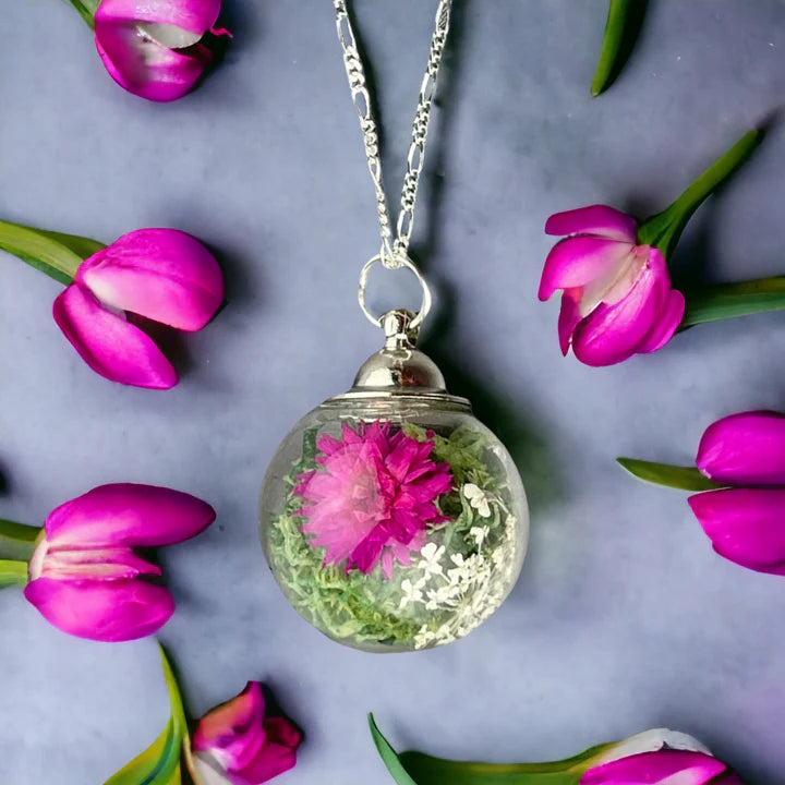 MadamLili Silberkette mit Chrysantheme-Anhänger in mundgeblasener Glaskugel mit getrockneten Blüten – Naturzauber