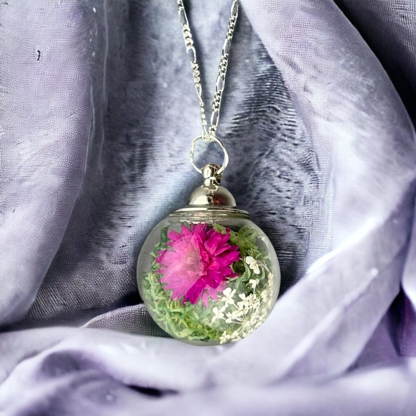 Silberkette mit Chrysantheme-Anhänger von MadamLili, handgefertigter Glaskugel-Anhänger mit Blumen.