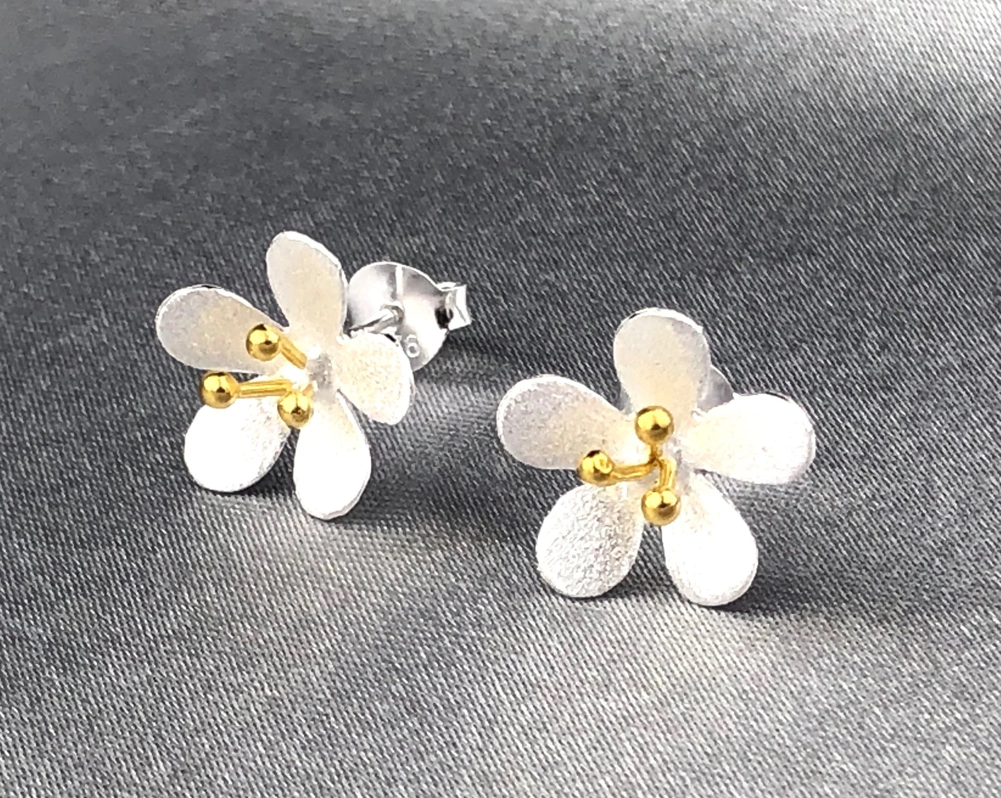 Butterblumen Ohrstecker aus 925er Silber von MadamLili – florale Blüten mit goldener Mitte, handgefertigt.