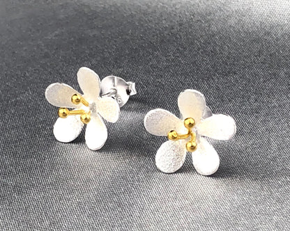 Butterblumen Ohrstecker aus 925er Silber von MadamLili – florale Blüten mit goldener Mitte, handgefertigt.