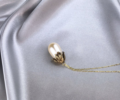 Silberkette mit Tropfenperle und Ornament-Perlenkappe – MadamLili Vintage-Tropfenperle aus den 70ern