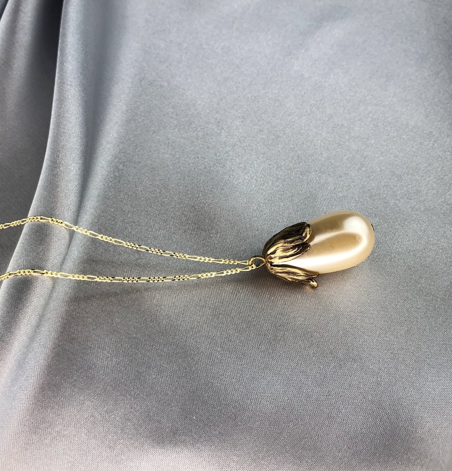 MadamLili Silberkette mit Tropfenperle und Ornament-Perlenkappe – Vintage-Südkoreanische Tropfenperle