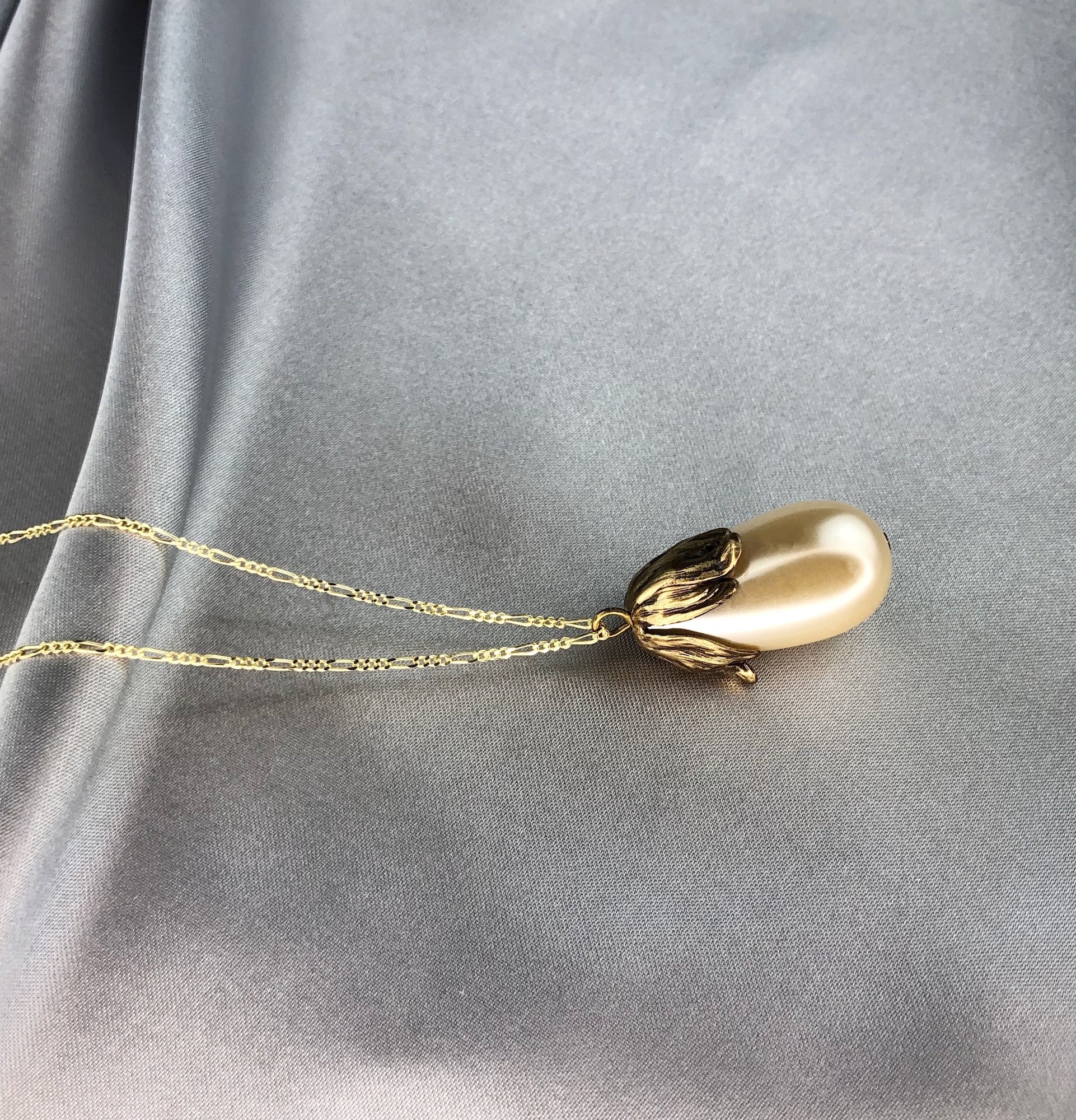 MadamLili Silberkette mit Tropfenperle und Ornament-Perlenkappe – Vintage-Südkoreanische Tropfenperle