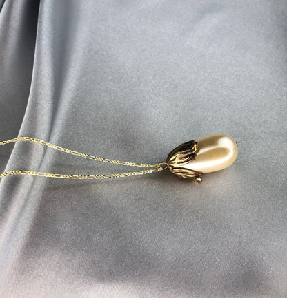 MadamLili Silberkette mit Tropfenperle und Ornament-Perlenkappe – Vintage-Südkoreanische Tropfenperle