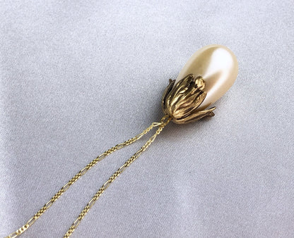 Silberkette mit Tropfenperle und Ornament-Perlenkappe – MadamLili Vintage-Design, Südkoreanische Tropfenperle