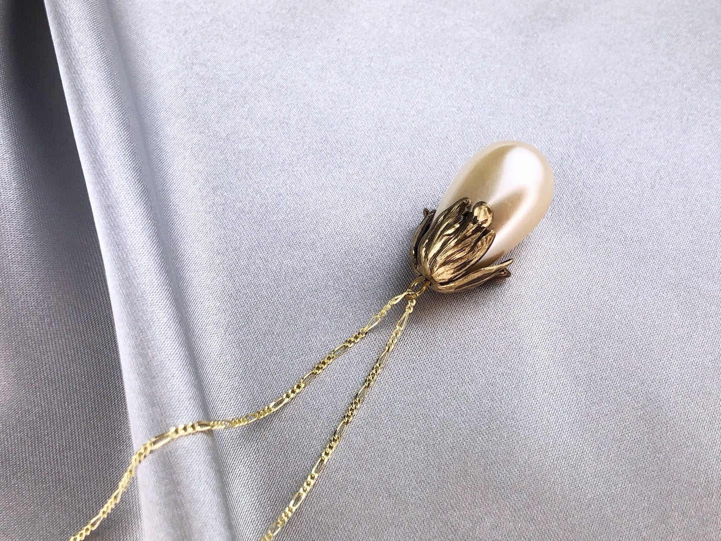 Silberkette mit Tropfenperle und Ornament-Perlenkappe – MadamLili Vintage-Ästhetik, Tropfenperle.