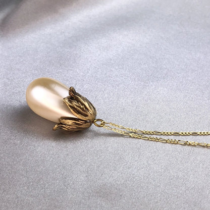 Silberkette mit Tropfenperle und Ornament-Perlenkappe – Vintage-Design von MadamLili, koreanische Tropfenperle