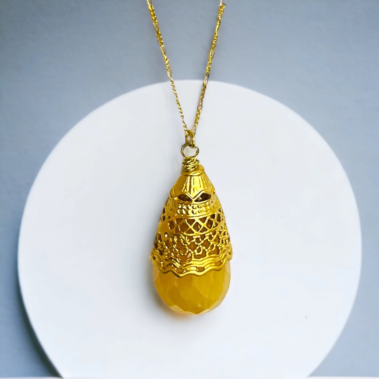 Vergoldete Silberkette mit Achat Tropfenperle-Anhänger von MadamLili – eleganter goldener Tropfenanhänger.