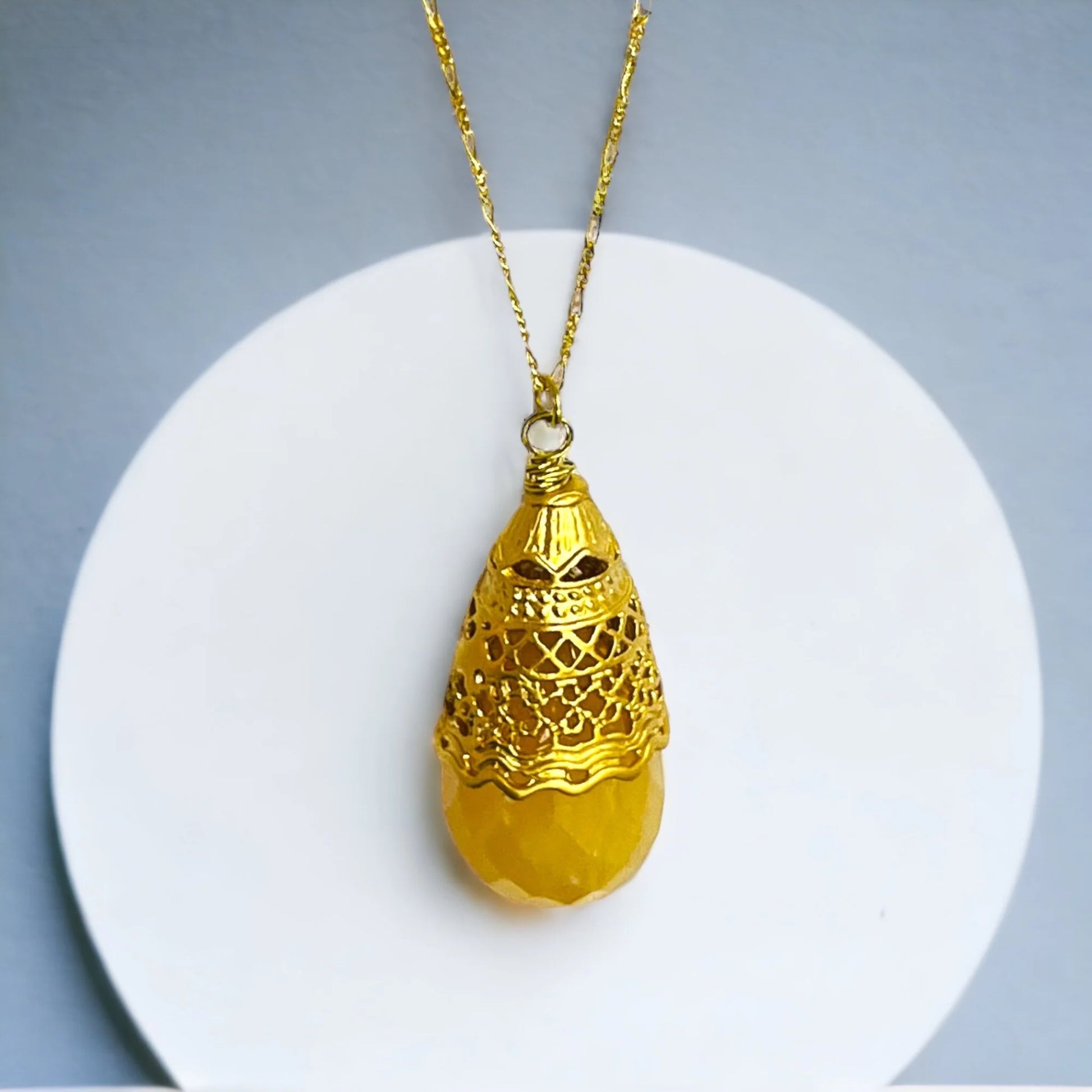 Vergoldete Silberkette mit Achat Tropfenperle-Anhänger von MadamLili – eleganter goldener Tropfenanhänger.