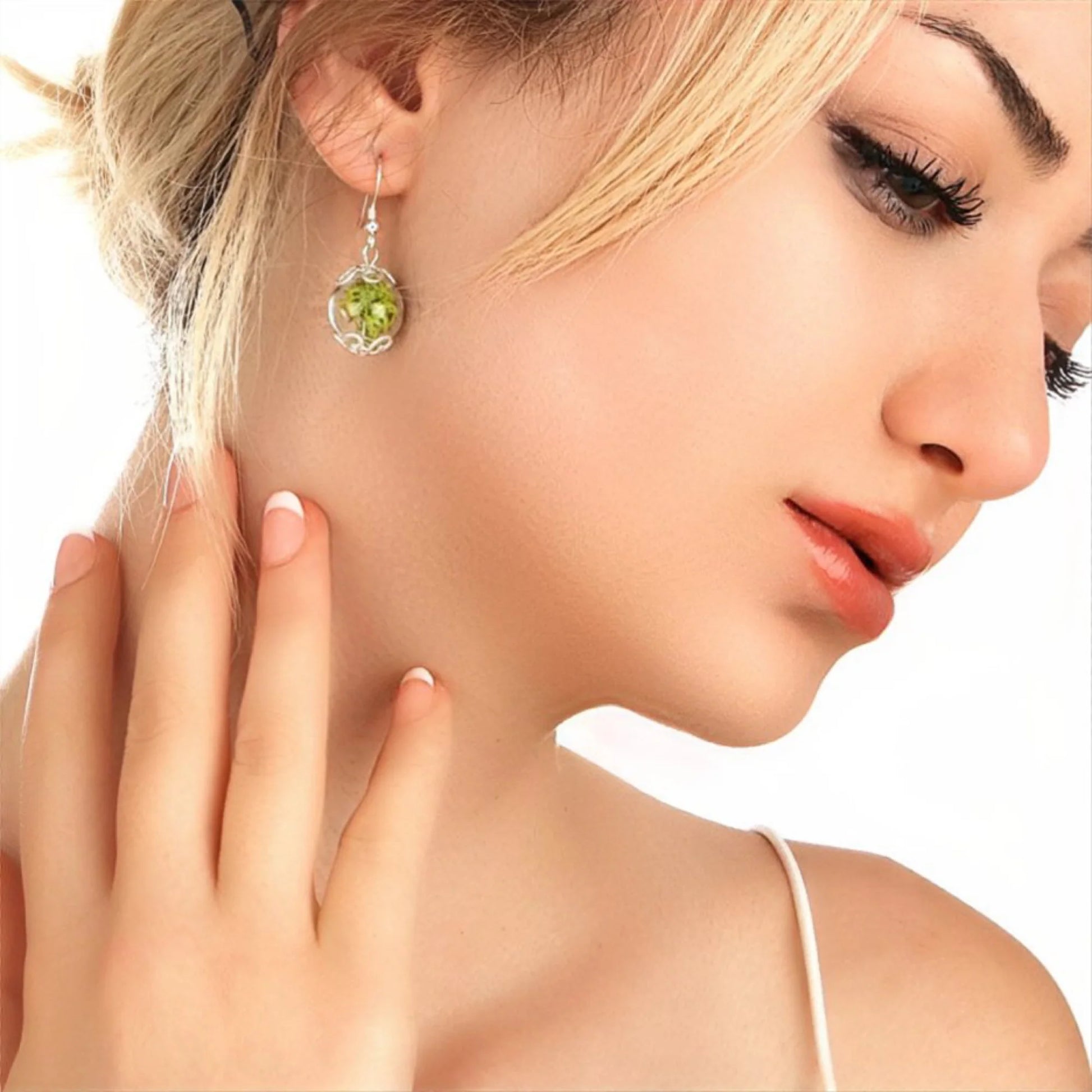 Handgefertigte Ohrringe aus 925er Silber mit echtem Moos in einer mundgeblasenen Glaskugel