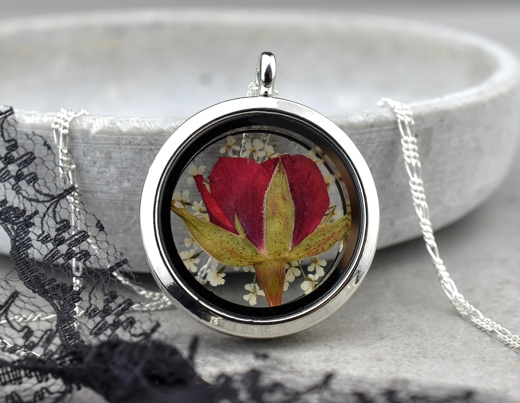 Silberkette mit Rote Rose Medaillon Anhänger – MadamLili, handgefertigt in Deutschland, echtes Rosenblüten-Glas.