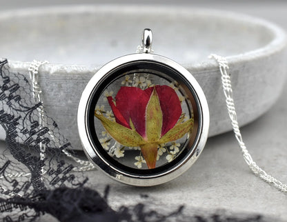 Silberkette mit Rote Rose Medaillon Anhänger – MadamLili, handgefertigt in Deutschland, echtes Rosenblüten-Glas.