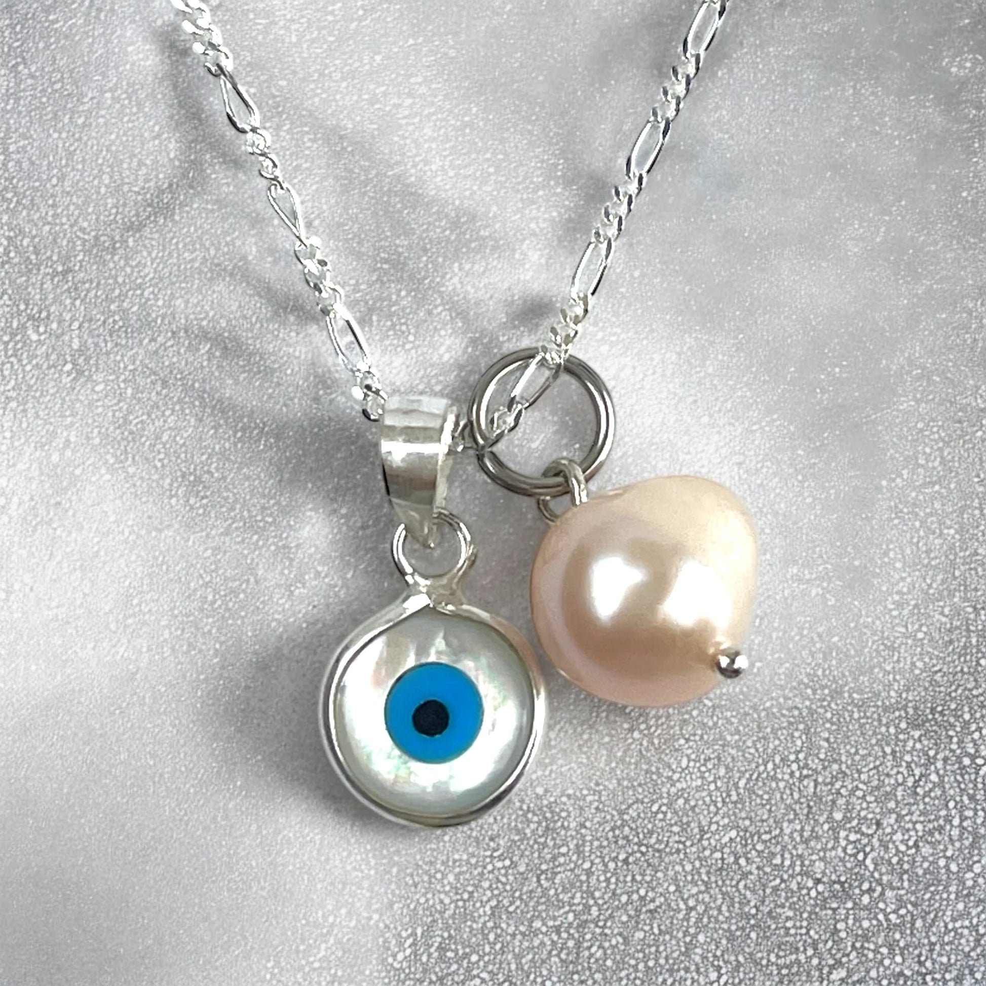 Silberkette mit Nazar Auge und Süßwasserperle-Anhänger von MadamLili – elegante 925er Silberkette.