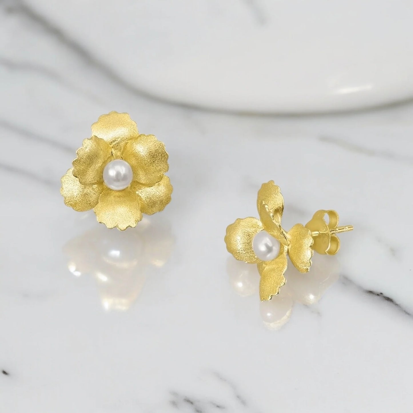 925 Silber Blumen-Ohrstecker mit Süßwasserperle, 18K vergoldet, handgefertigt in Deutschland.
