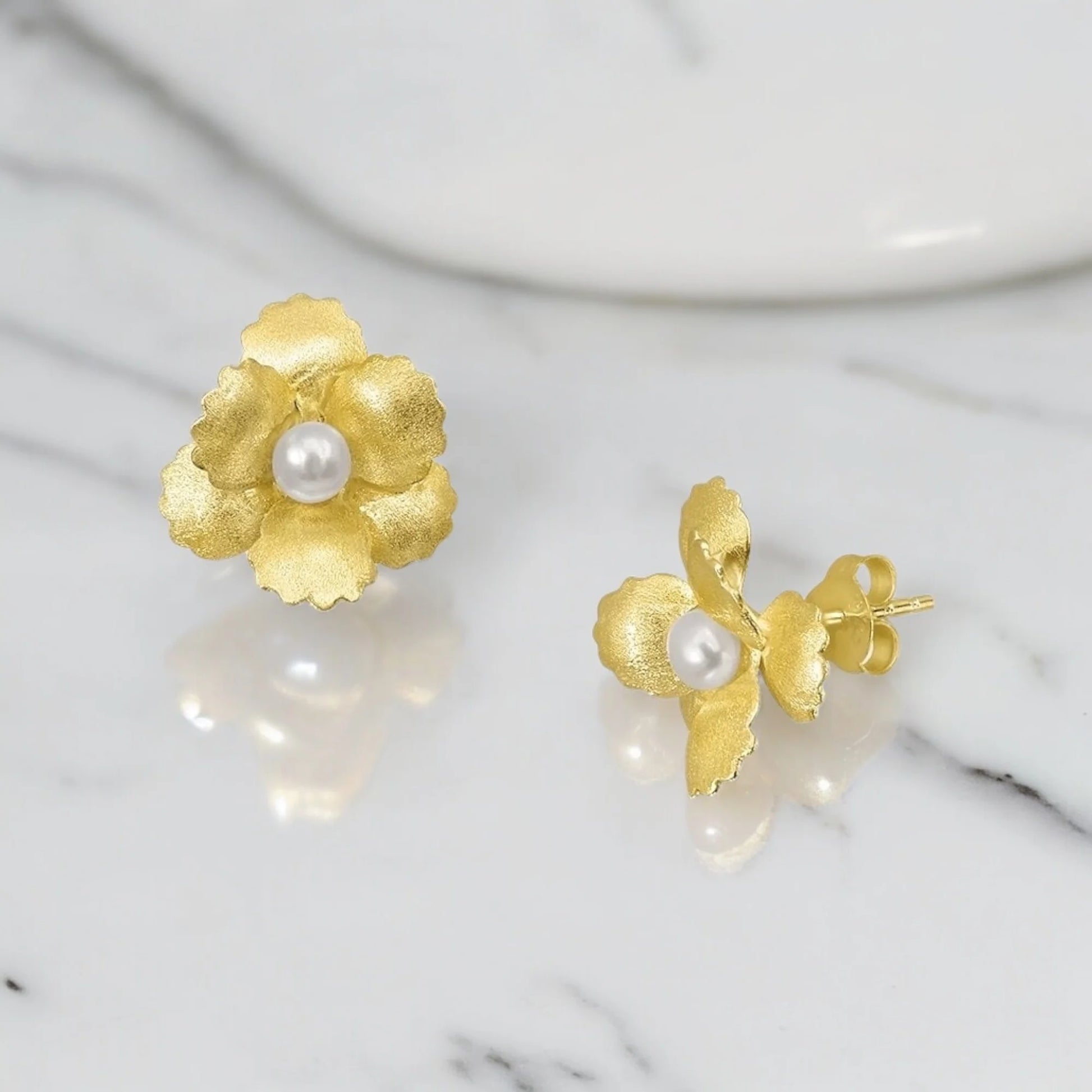925 Silber Blumen-Ohrstecker mit Süßwasserperle, 18K vergoldet, handgefertigt in Deutschland.