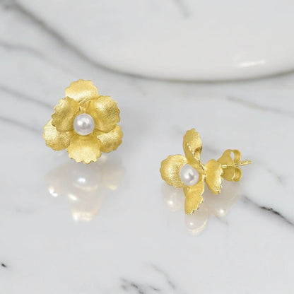 925 Silber Blumen-Ohrstecker mit Süßwasserperle, 18K vergoldet, handgefertigt in Deutschland.