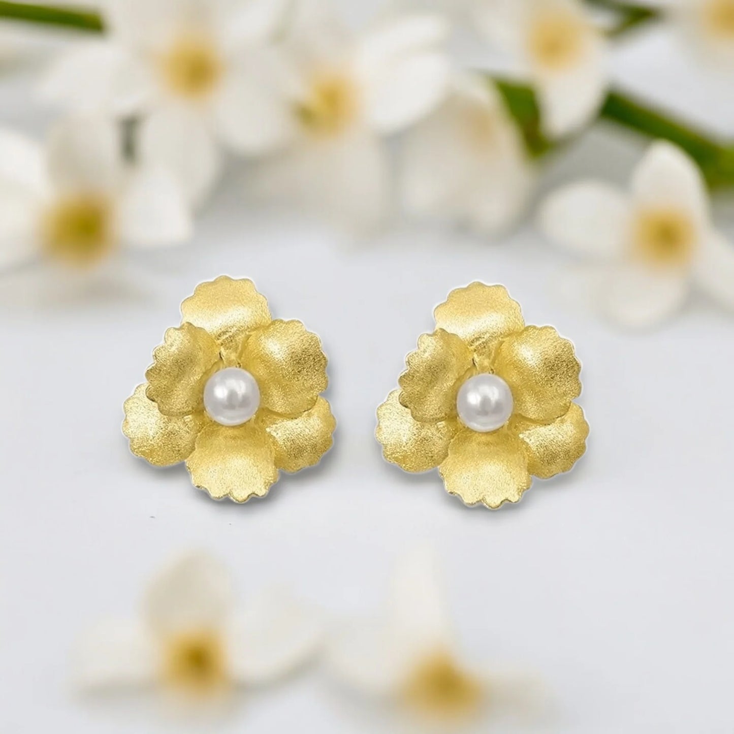 Blumen-Ohrstecker aus 925 Silber, 18K vergoldet, Süßwasserperle im Zentrum, handgefertigt in Deutschland