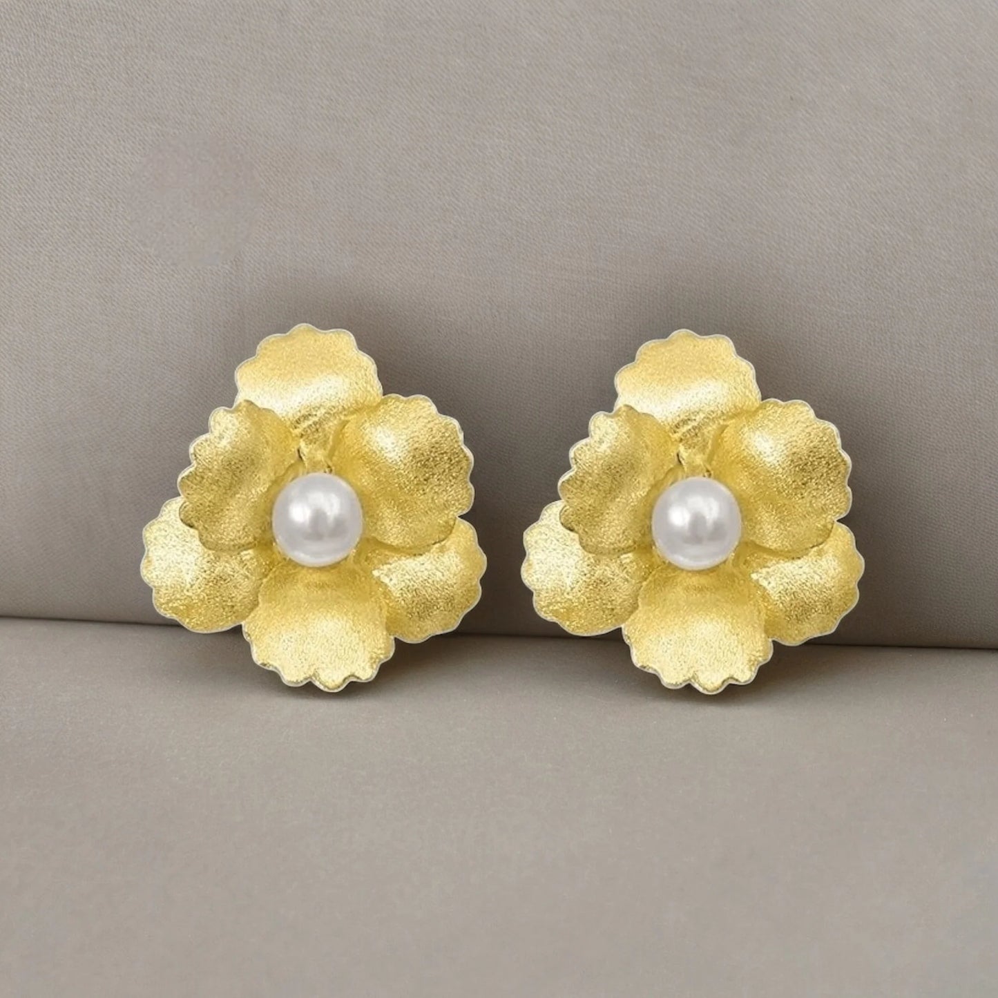 925 Silber Blumen-Ohrstecker, 18K vergoldet, mit Süßwasserperle in der Mitte, handgefertigt in Deutschland